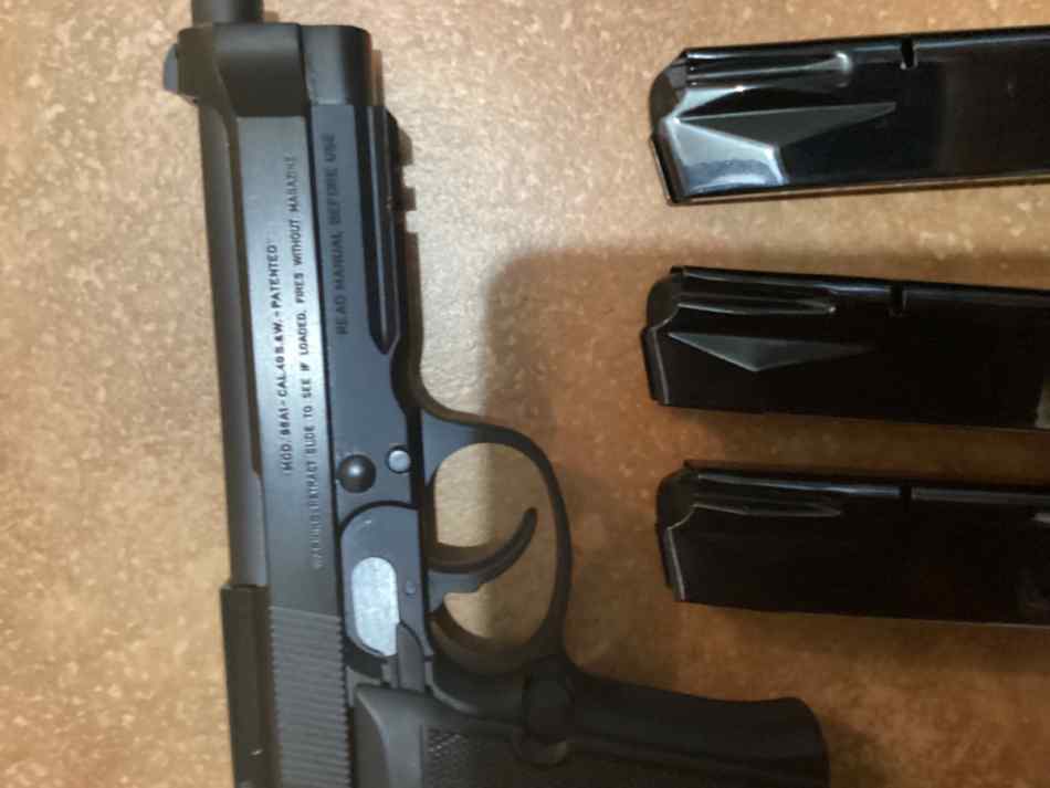 Beretta 96 Italian in Case 3 Mags Minimum use